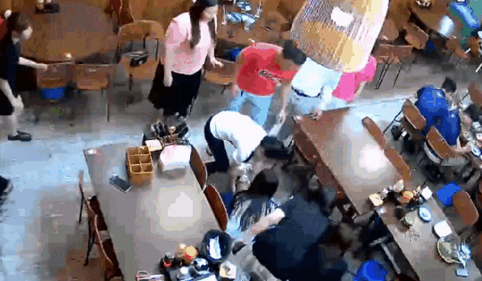 Video: Cận cảnh pha ép tim, cứu nam du khách nước ngoài thoát cửa tử của nữ điều dưỡng nhanh trí