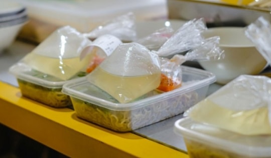 Mẹ phải cắt bỏ tử cung, con gái dậy thì sớm chỉ vì một thói quen nhiều người mắc phải khi mua đồ ăn sẵn