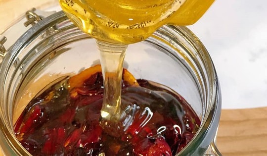 Hoa hồng ngâm mật ong tốt cho cảm lạnh, cúm, chuyên gia chỉ ra điều cần đặc biệt chú ý khi ngâm