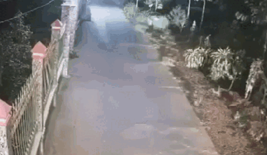 Video: Khoảnh khắc 2 thanh niên bị ô tô húc văng, tử vong