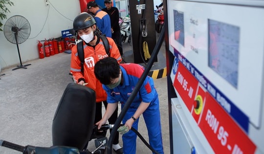 Xăng dầu tiếp tục tăng giá, xăng RON95-III chạm 25.000 đồng/lít từ 15h chiều nay