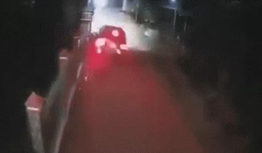 Phóng xe bạt mạng đâm 2 người tử vong sau cuộc nhậu