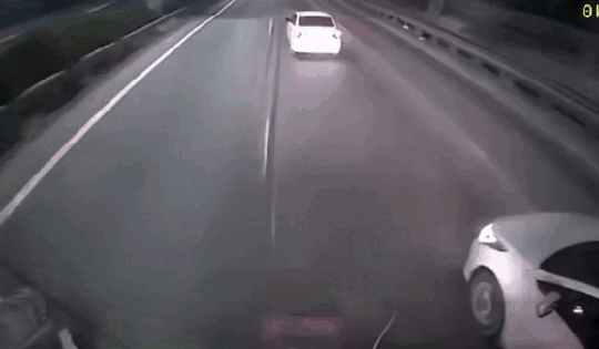 Video: Xe tải lấn làn tông trúng xe ô tô con, kéo lê hàng chục mét trên cao tốc Pháp Vân