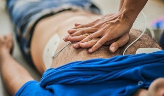 Cách ép tim, thổi ngạt cấp cứu người ngừng tuần hoàn