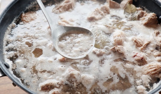 Sự thật bất ngờ về lớp bọt váng nổi lên khi luộc thịt: Hóa ra bấy lâu nay nhiều người đã hiểu sai