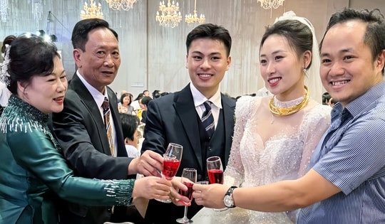 Bác sĩ bất ngờ nhận thiệp mời đám cưới của nữ bệnh nhân sau 6 năm