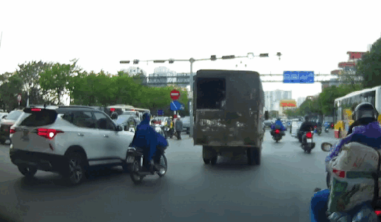 Video: Xe máy tạt đầu ô tô, rẽ bất chấp biển cấm và cái kết khiến nhiều người 'hả hê'