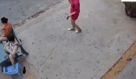 Video: Người phụ nữ nhận 'bài học' nhớ đời vì lỗi sai cơ bản mà nhiều phụ huynh hay mắc phải