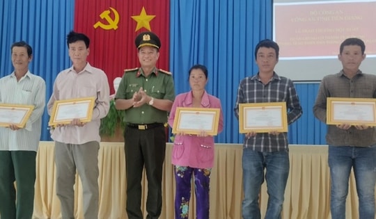 Công an Tiền Giang khen thưởng 5 người phát hiện 84 gói nghi ma túy