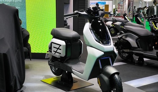 Cận cảnh xe ga rẻ nhất thị trường, giá 19 triệu đồng có màn LCD, Smartkey: Honda Vision lo mất thị phần