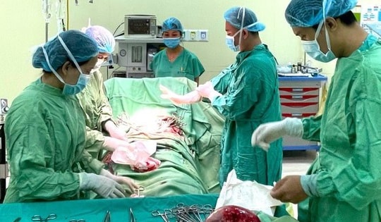 Người phụ nữ 54 tuổi bị băng kinh, ngất xỉu nhiều lần vì khối u xơ tử cung nặng đến 2kg