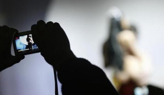 Gã đàn ông ân ái rồi dùng hình ảnh nhạy cảm tống tiền bạn gái