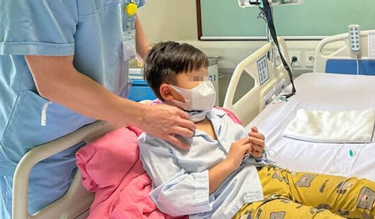 Ngã đập cổ vào kệ tivi, bé trai 7 tuổi vỡ khí quản, nguy kịch