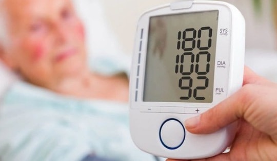 Đo huyết áp thấy tăng huyết áp đột ngột, cần xử lý thế nào để an toàn và đúng cách