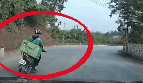 Video: Hoảng hồn cảnh nam shipper vượt ẩu ở khúc cua, lao thẳng vào xe tải