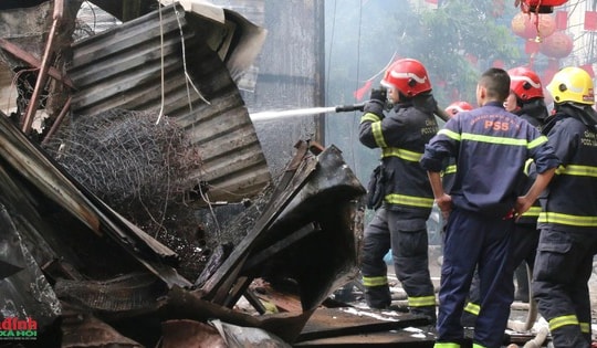 Khống chế đám cháy lớn tại kho phế liệu ở Mễ Trì, Nam Từ Liêm