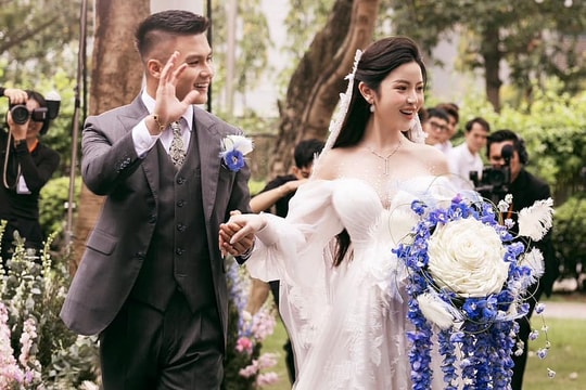 Bó hoa cưới mô phỏng viên kim cương khổng lồ của Chu Thanh Huyền