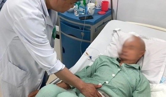 Người đàn ông nguy kịch, tụt huyết áp, hoại tử ruột non nghi do ăn rau và thịt theo cách này