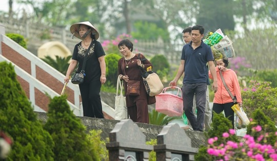 Tranh thủ cuối tuần, người Hà Nội 'tay xách nách mang' đến nghĩa trang làm lễ Thanh minh