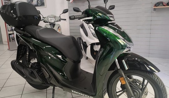 Cận cảnh xe ga SH 150 màu xanh lục bảo tuyệt đẹp 6 tháng tới mới về đại lý giá có cao chót vót?