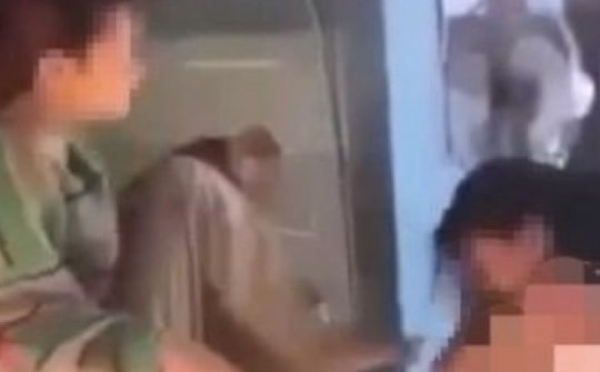 Nhóm nữ sinh lột áo, đánh bạn vì nói xấu nhau