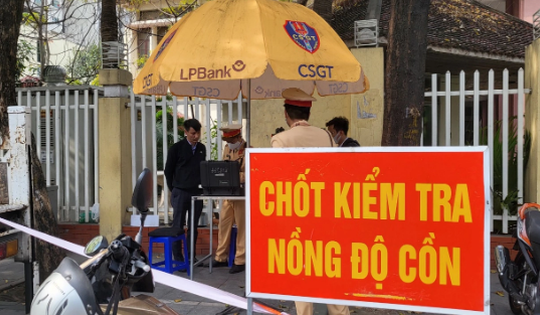 Thanh niên bị kiểm tra nồng độ cồn dùng dao tấn công, ném đá CSGT