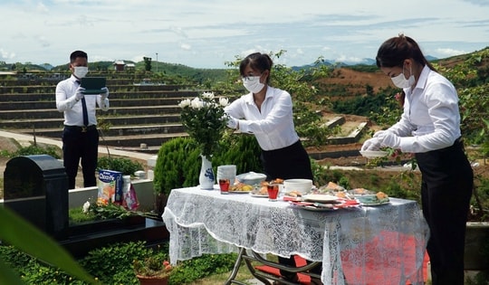 Dịch vụ thanh minh 'online' nở rộ, người dân ngồi nhà tảo mộ bằng... Smartphone