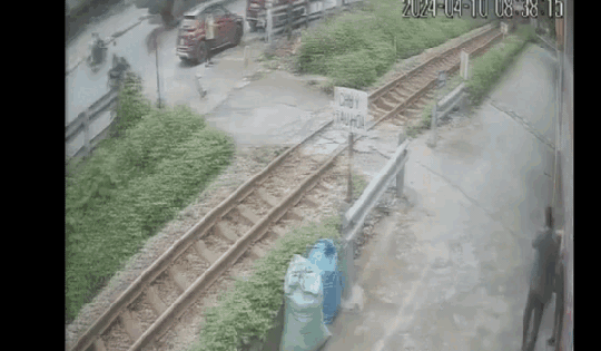 Video: Đột ngột băng qua đường tàu, nữ sinh điều khiển xe máy điện gặp nạn thương tâm
