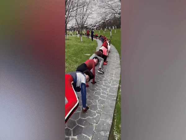 Bài tập 'cá sấu bò' cải thiện sức khỏe cột sống gây tranh cãi