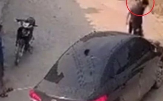 Clip nam sinh bị đánh tới tấp sau va chạm với ô tô