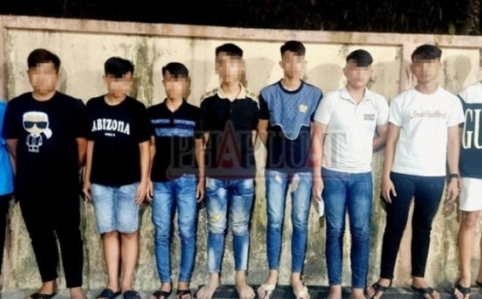 10 thanh niên ép xe, đánh gục nạn nhân cướp tiền và đôi dép