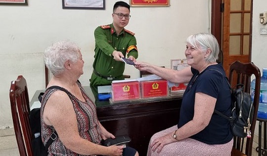Công an Việt Nam mời du khách Australia đến nhận hộ chiếu bị đánh rơi