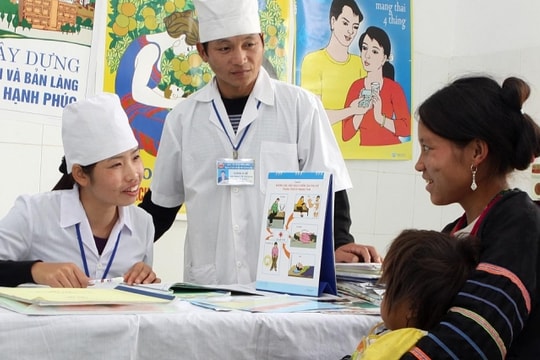 Thủ tướng Chính phủ chỉ đạo nghiên cứu bảo đảm tiền lương, phụ cấp cho nhân lực y tế cơ sở