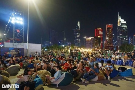 Hàng ngàn người nằm, ngồi phủ kín rạp phim ngoài trời đầu tiên tại TPHCM