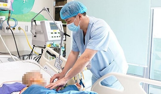 Bố mẹ tự ý cho con dừng thuốc khi đang điều trị bệnh, bé 5 tuổi nguy kịch