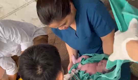 Bà mẹ 35 tuổi ở Hà Nội 'đẻ rớt' con 4kg ngay tại nhà gửi xe bệnh viện