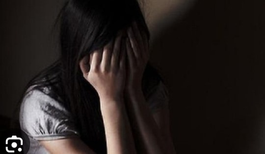 Khởi tố cha dượng hiếp dâm con gái riêng của vợ