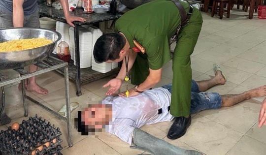 Công an Hà Nội kịp thời sơ cứu nhân viên quán phở bị ngã bất tỉnh khi đang nấu ăn