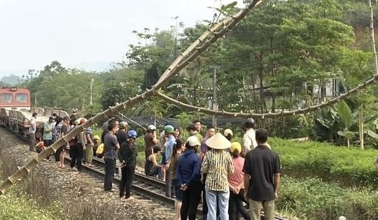 Hai chị em gái tử vong khi đi xe đạp điện băng qua đường sắt