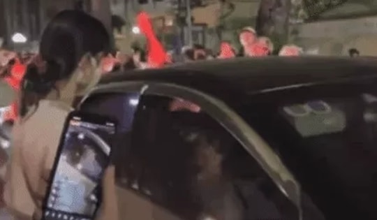 Hà Nội: Nghi chồng chở nhân tình, người phụ nữ dùng gạch đập kính ô tô