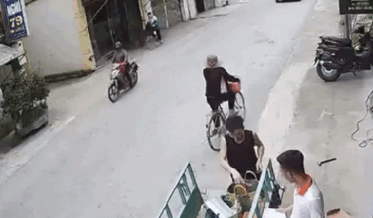 Video: Hoảng hồn cảnh xe máy di chuyển tốc độ cao, tông gục người điều khiển xe đạp