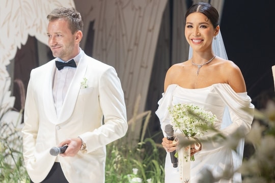 Hoa cầm tay tri ân người cha quá cố của Minh Tú