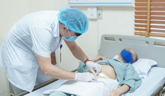 Phẫu thuật thành công cho người phụ nữ có 2 bàng quang