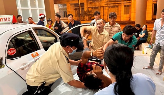 Hai cha con bị người họ hàng đâm trọng thương