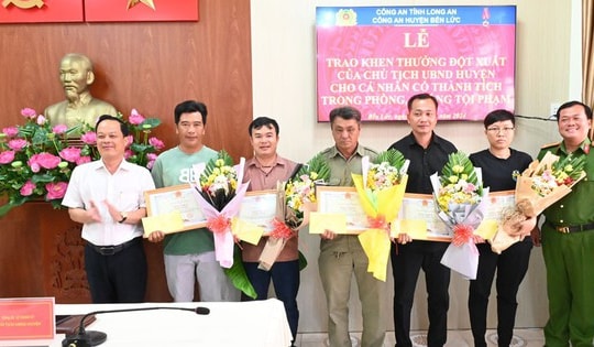 Thưởng nóng 5 cá nhân vây bắt kẻ cướp tiệm vàng tại Long An