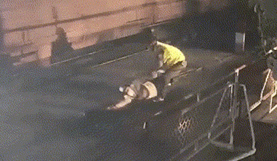 Nhân viên đường sắt ở Đồng Nai lao ra cứu người đàn ông chớp nhoáng