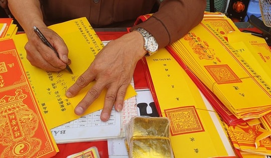 Nội dung bát nháo trong những lá sớ tại lễ hội Phủ Dầy Nam Định và phát ngôn bất ngờ của ông chủ tịch xã