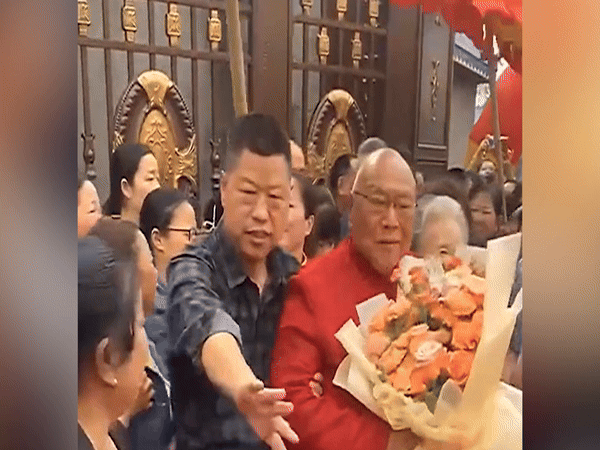 Cụ ông 86 tuổi kết hôn với mối tình đầu 81 tuổi ở Trung Quốc