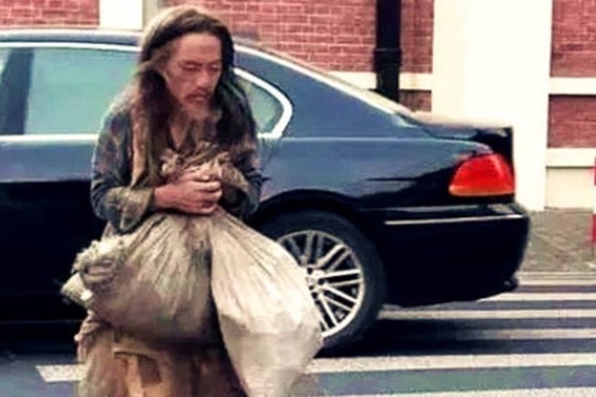 Thủ khoa đại học thành kẻ lang thang, nhặt rác kiếm sống