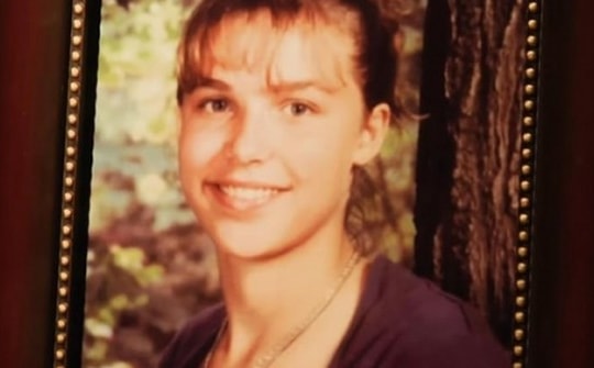 Bỏ nhà đi qua đêm, thiếu nữ gặp nạn với bố của bạn: Manh mối dưới tấm thảm trải sàn